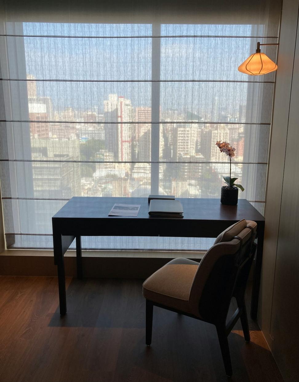 Deluxe Corner Suite